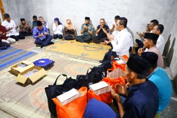 Pj. Gubernur Jatim Beri Santunan Uang Duka Lima Korban Longsor Denpasar