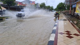 Jalan Dekat Rumah Bupati Tuban Tergenang, Saluran Air Diduga Tersumbat
