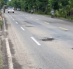 Jalan Baureno-Bojonegoro Banyak yang Berlubang, Netizen Geram Sering Terjadi Laka