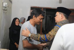 Takziah ke Rumah Duka Empat Siswa SMPN 7 Kota Mojokerto, Pj. Gubernur Adhy Sampaikan Duka Cita dan Santunan