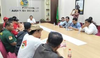 Puluhan Warga Demo BPN Sidoarjo, Tolak Perpanjangan SHGB di Perairan Segoro Tambak