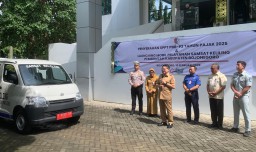 Targetkan Peningkatan PAD, Pj Bupati Bojonegoro Serahkan Mobil Layanan Samsat Keliling dan SPPT PBB-P2