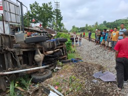 Terobos Perlintasan, Dump Truk Tertabrak Kereta Api di Jember, Sopir Tewas di Tempat