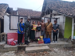 Atap Rumah Ambruk Timpa Lansia di Jember, Warga dan Dinsos Bergerak Cepat Beri Pertolongan