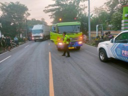 Tabrakan Dua Truk Tronton di Tanjakan Gunungsari Bojonegoro Akibatkan Korban Luka-Luka