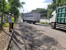 Jalan Darmo Sugondo Rusak Parah, DPRD Gresik Soroti Lambannya Perbaikan