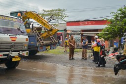 Wabup Gresik Tinjau Jalan Rusak di Kapten Darmo Sugondo, Perbaikan Dimulai Malam Ini