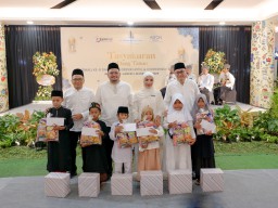 Gressmall dan Aston Gresik Rayakan Anniversary dengan Santunan Kepada Anak Yatim