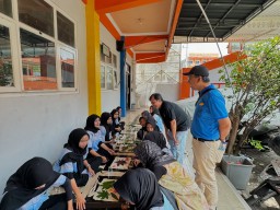 PT Smelting Latih Siswa SMK YPI Darussalam Cerme Membatik Ecoprint