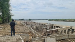 Menghabiskan Anggaran 40 Miliar, Baru Satu Bulan Tebing Penahan Bengawan Solo di Bojonegoro Ini Ambrol
