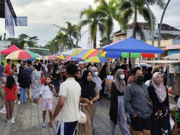 Pasar Ramadan di Jalan Perumahan Bumi Tegal Besar Jember Dipadati Pengunjung
