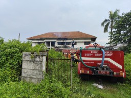 Kebakaran Melanda Bangunan Kosong di Jember, Armada Damkar Alami Kendala