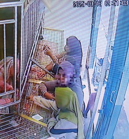 Empat Emak-Emak Diduga Curi Perhiasan Emas di Toko Pasar Baru Kencong Jember