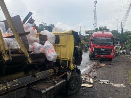 Kecelakaan Beruntun di Jember, Truk Bermuatan Galon Tabrak Tiga Kendaraan