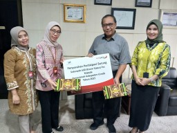 Bank Jatim Cabang Gresik Serahkan CSR Sarung ke Pemkab Gresik