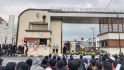 Mahasiswa dan Aktivis Gelar Aksi Tolak UU TNI di DPRD Bojonegoro, Berujung Ricuh