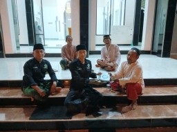 Cari Berkah di Bulan Ramadan, Pagar Nusa Nglumber Bagikan 100 Paket Al-Qur'an di Tempat Ibadah