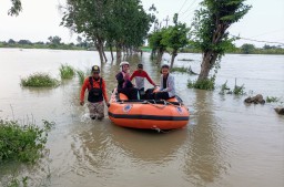 Hari Kedua Ramadan, Sebagian Warga Kabupaten Gresik Masih Berjibaku dengan Banjir