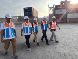 Gubernur NTT Pantau Aktivitas Bongkar Muat di Terminal Peti kemas Kupang