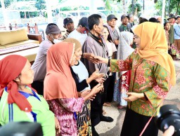 Gubernur Khofifah Bagikan 200 Paket Sembako untuk Masyarakat Kurang Mampu di Sekitar Grahadi