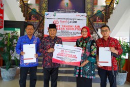 Bank Jatim Serahkan Dua Unit Tangki Air untuk Dukung Pelayanan Publik di Sampang