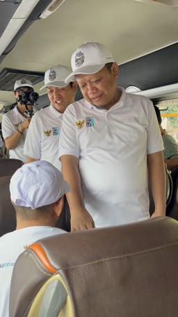 Hangatnya Mudik Bersama PTPN I Regional 5: Seluruh Jajaran Manajemen Turut Antarkan Pemudik hingga Naik ke Bus