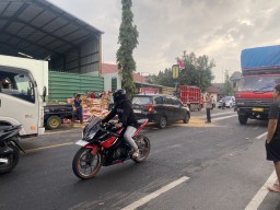 Kecelakaan Avanza vs Truk Muatan Jeruk di Bojonegoro, Lalu Lintas Macet 2 KM
