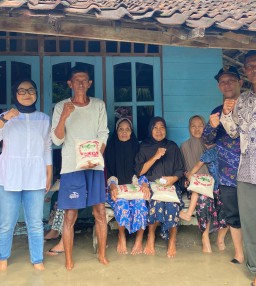 Anggota DPR RI Nila Yani Hardiyanti Tinjau Korban Banjir Kali Lamong, Beri Bantuan Beras dan Obat-Obatan