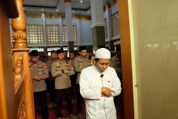Polres Bojonegoro Gelar Shalat Gaib untuk Tiga Anggota Polri yang Gugur di Way Kanan