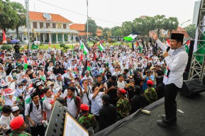 Wagub Emil Orasi Demo Damai Bela Palestina di Grahadi