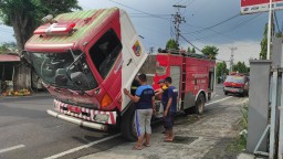 Truk Damkar Jember Mogok di Jalan Saat Menuju SPBU, Petugas Lakukan Perbaikan Mandiri