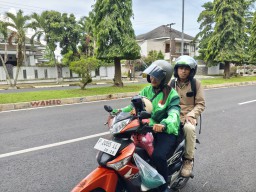 Perjuangan Kartini Jember: Pilih Profesi Jadi Driver Ojol untuk Penuhi Kebutuhan Keluarga