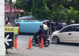 Mobil Ambulans Pengangkut Jenazah Terguling di Depan Masjid Roudhotul Muchlisin Jember