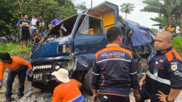 Dump Truk Muatan Pasir Ditabrak Kereta Api Ijen Ekspres di Perlintasan