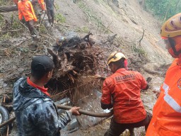 Tim SAR Temukan Korban Longsor Jalur Cangar Mojokerto dalam Mobil Tertimbun