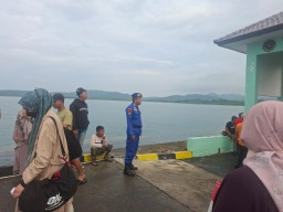 Polisi Evakuasi Pemudik yang Sakit di Pelabuhan Sangkapura Bawean Gresik 