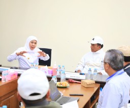 Gubernur Khofifah: Pemprov Jatim Siap Urus Penerbitan Ulang Ijazah Pekerja yang Ditahan