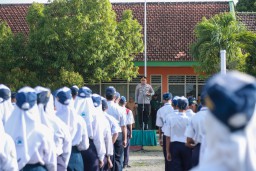 Polres Jombang Edukasi Pelajar SMPN Plandaan tentang Bahaya Kenakalan Remaja dan Bullying