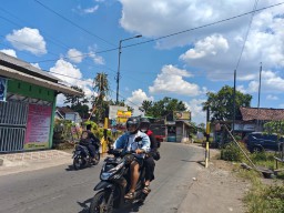 Warga Kritik Pembongkaran Portal Perlintasan Jember, KAI Tambah Penjaga untuk Tingkatkan Keselamatan