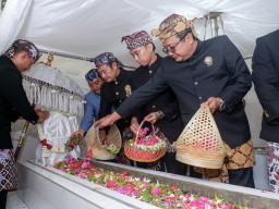 Jelang HJL ke-456, Bupati Lamongan Ziarahi Makam Leluhur, Teladani Semangat Perjuangan