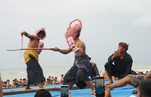 Festival Ojung di Pantai Badur, Tradisi Pukul Rotan Ritual Minta Hujan