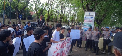 Puluhan Mahasiswa Gelar Aksi di Depan Polres Sumenep, Tuntut Penegakan Hukum Tanpa Diskriminasi