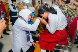 Gubernur Khofifah Salurkan Bansos Rp 12,9 Miliar di Bondowoso