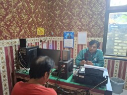 Nahas! Pria di Sampang Terekam CCTV Saat Ambil Uang dan Handphone