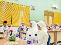 Haru di Tengah Hujan: Ibu dan Anak Mantap Peluk Islam di Kantor PCNU Sampang