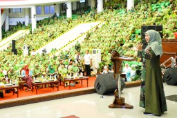 Gubernur Khofifah Ajak Ribuan Guru TK Muslimat NU se Kabupaten Malang untuk Terus Produktif Cerdaskan Generasi Bangsa