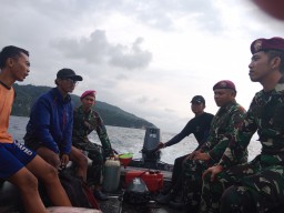 Personel Marinir Evakuasi Dua ABK Yang Lompat dari Kapal di Pulau Nusa Barung