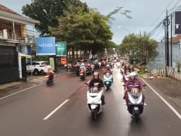 Cuaca Tak Menentu, Ini Tips #Cari Aman Berkendara Sepeda Motor Saat Hujan
