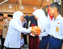 Gubernur Khofifah Serahkan Bantuan Rp 7,62 Miliar untuk Masyarakat Bangkalan