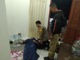Stres, Perempuan Ini Tenggak Cairan Pembersih Toilet, Beruntung Diselamatkan Damkar Jember